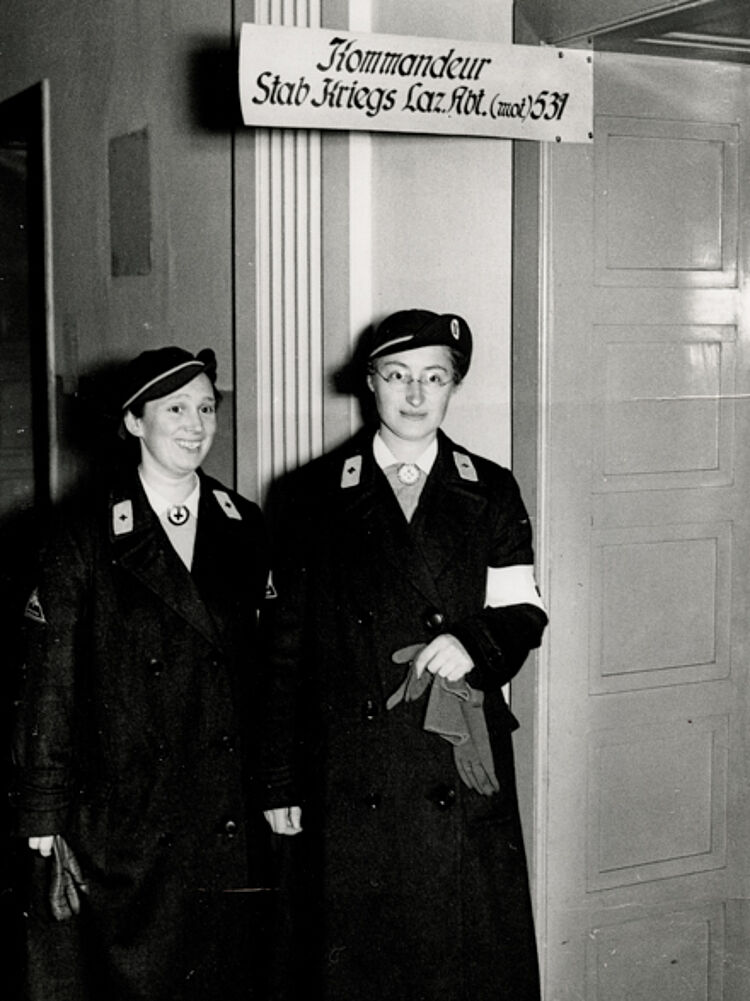 Rotkreuzschwestern melden sich nach Kriegsbeginn zum Dienstantritt in einem Lazarett im polnischen Lodz
